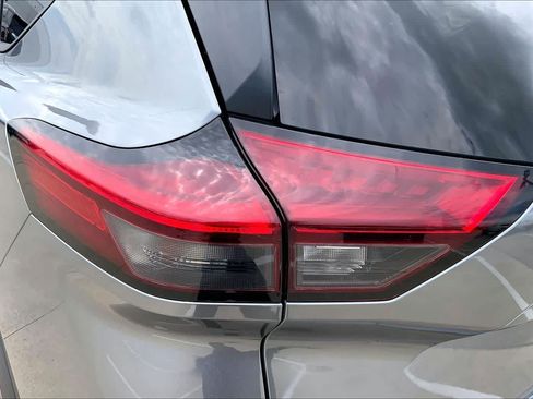 Used 2024 Nissan Rogue SV FWD image 27