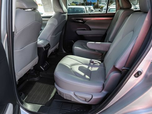 Used 2022 Toyota Highlander Limited image 13