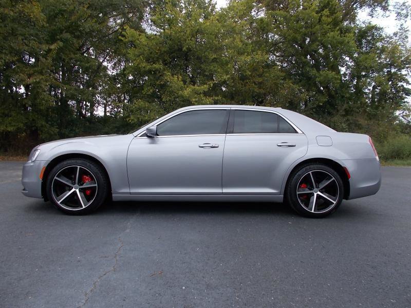 Used 2015 Chrysler 300 Limited RWD image 2