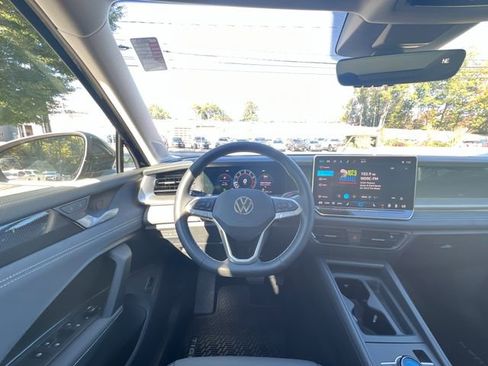 New 2025 Volkswagen Tiguan SE image 14