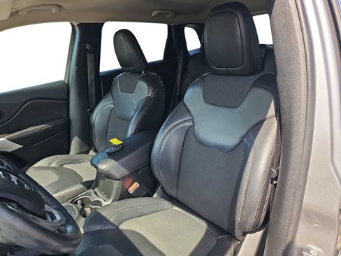 Used 2018 Jeep Cherokee Latitude Plus w/ Comfort/Convenience Group FWD image 15
