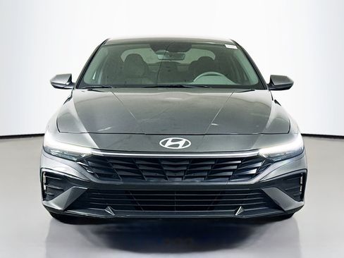Used 2025 Hyundai Elantra SE FWD image 2