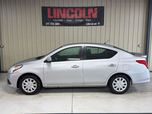 Used 2017 Nissan Versa SV image 2