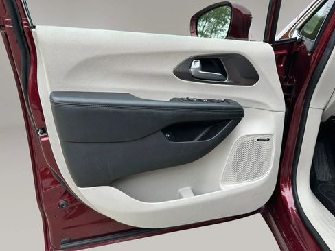 Used 2018 Chrysler Pacifica Limited w/ Advanced Safetytec Group FWD image 26