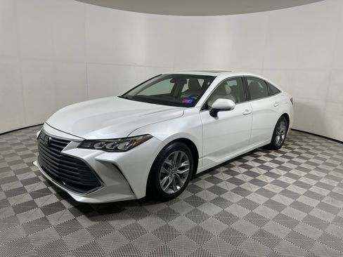 Used 2020 Toyota Avalon XLE w/ Moonroof Package image 3