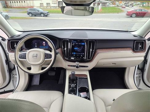 Used 2022 Volvo XC60 B5 Momentum image 11