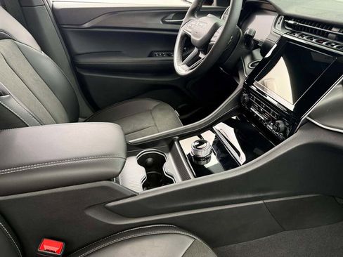 New 2025 Jeep Grand Cherokee Altitude image 21