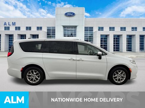 Used 2023 Chrysler Pacifica Touring-L FWD image 4