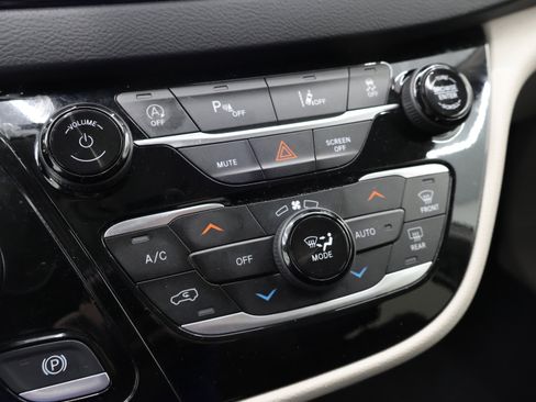 Used 2024 Chrysler Pacifica Touring-L image 45