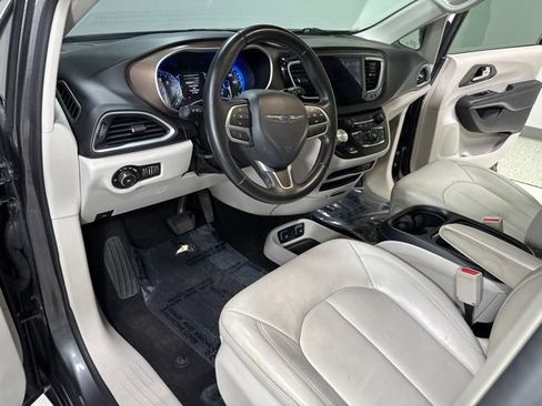 Used 2017 Chrysler Pacifica Touring-L FWD image 14
