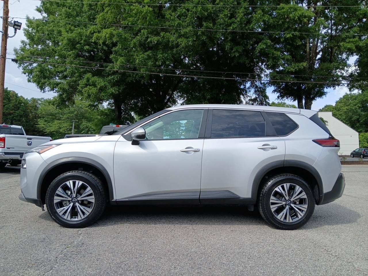 Used 2022 Nissan Rogue SV FWD image 1