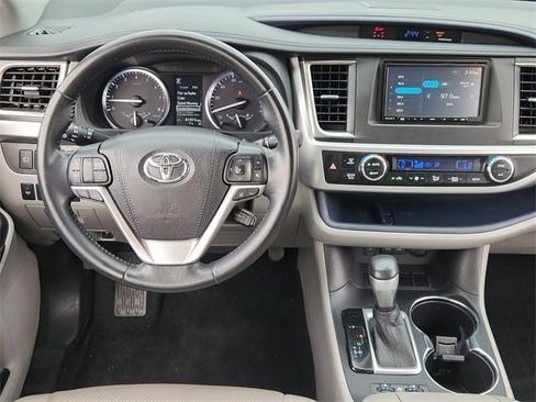 Used 2018 Toyota Highlander Limited image 16