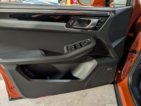 Certified 2025 Porsche Macan image 19