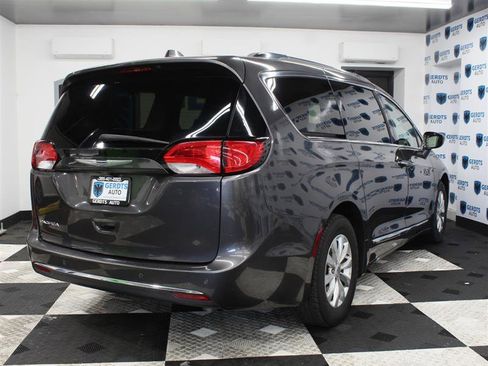Used 2018 Chrysler Pacifica Touring-L FWD image 4