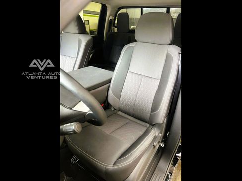Used 2022 Nissan Titan SV image 27