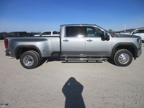 New 2026 GMC Sierra 3500 SLT w/ SLT Premium Package image 3