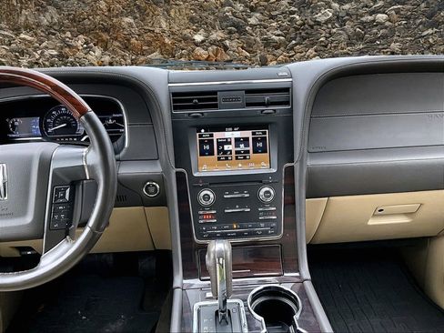 Used 2017 Lincoln Navigator Reserve image 6