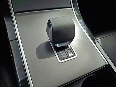 Used 2025 Land Rover Range Rover Velar Dynamic SE image 15