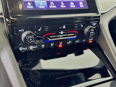 Used 2022 Jeep Grand Cherokee Altitude image 21