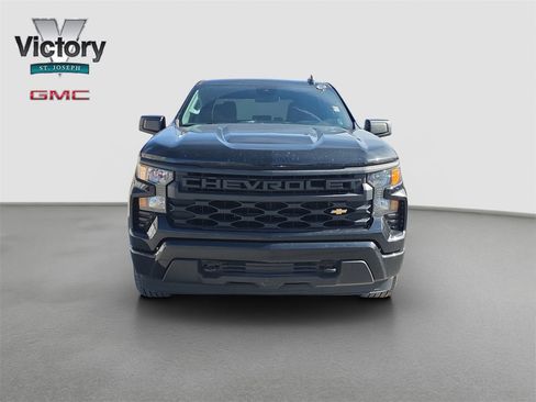 Used 2023 Chevrolet Silverado 1500 Custom image 2