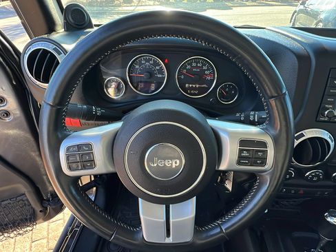 Used 2014 Jeep Wrangler Unlimited Rubicon image 25