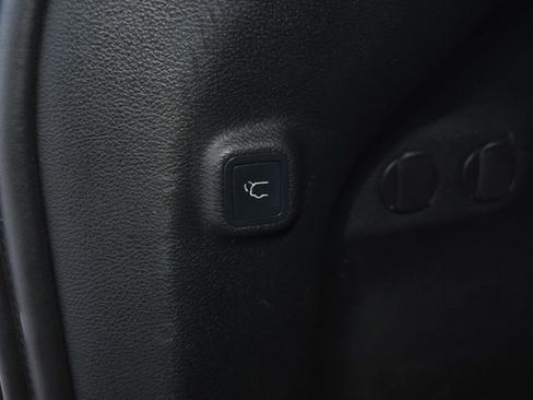 Used 2019 Jeep Cherokee Latitude Plus AWD/4WD image 37
