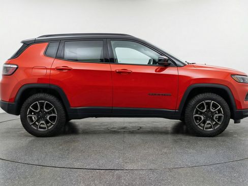 Used 2025 Jeep Compass Trailhawk AWD/4WD image 11