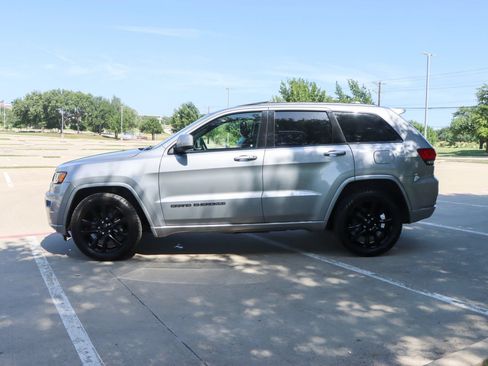 Used 2018 Jeep Grand Cherokee Altitude RWD image 4