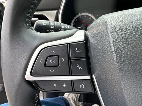 Used 2023 Toyota Highlander XLE AWD/4WD image 40