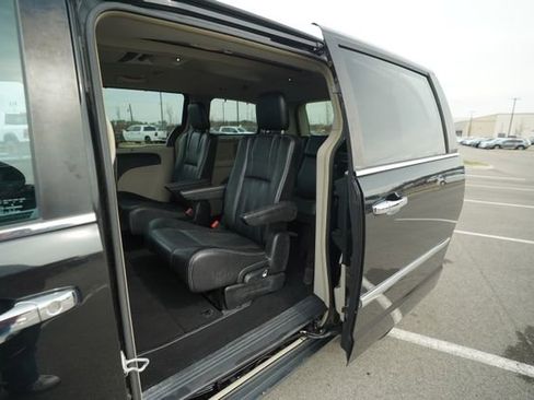 Used 2013 Chrysler Town & Country Touring-L w/ Driver Convenience Group image 15