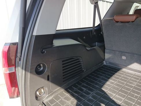 Used 2019 Chevrolet Suburban Premier w/ Premier Plus Edition RWD image 13