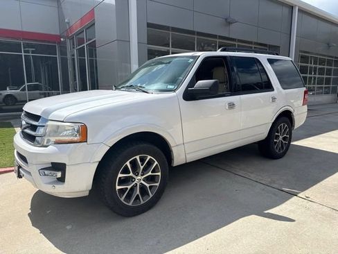 Used 2017 Ford Expedition XLT w/ Equipment Group 202A RWD image 4
