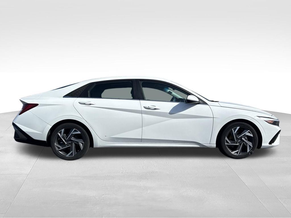Used 2025 Hyundai Elantra SEL FWD image 4