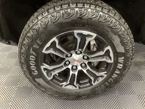 Used 2024 GMC Canyon AT4 image 2