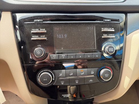 Used 2015 Nissan Rogue S image 11