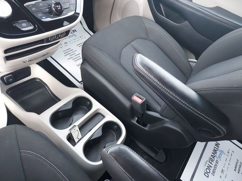 Used 2023 Chrysler Voyager LX image 26