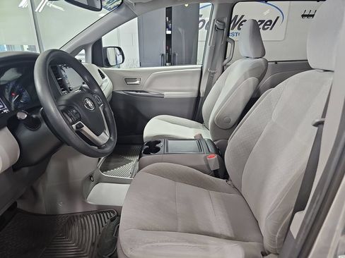 Used 2018 Toyota Sienna LE w/ Carpet Mat Package FWD image 19