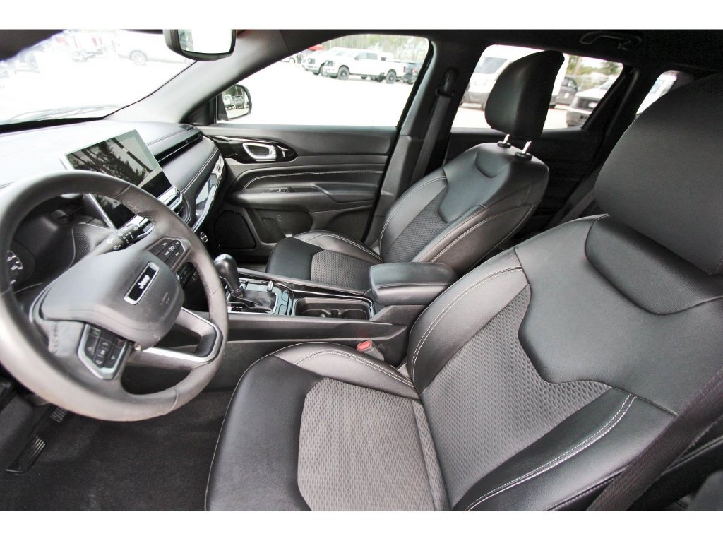 Used 2024 Jeep Compass Latitude w/ Altitude Special Edition AWD/4WD image 33