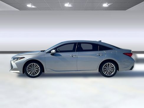 Used 2019 Toyota Avalon Limited image 2