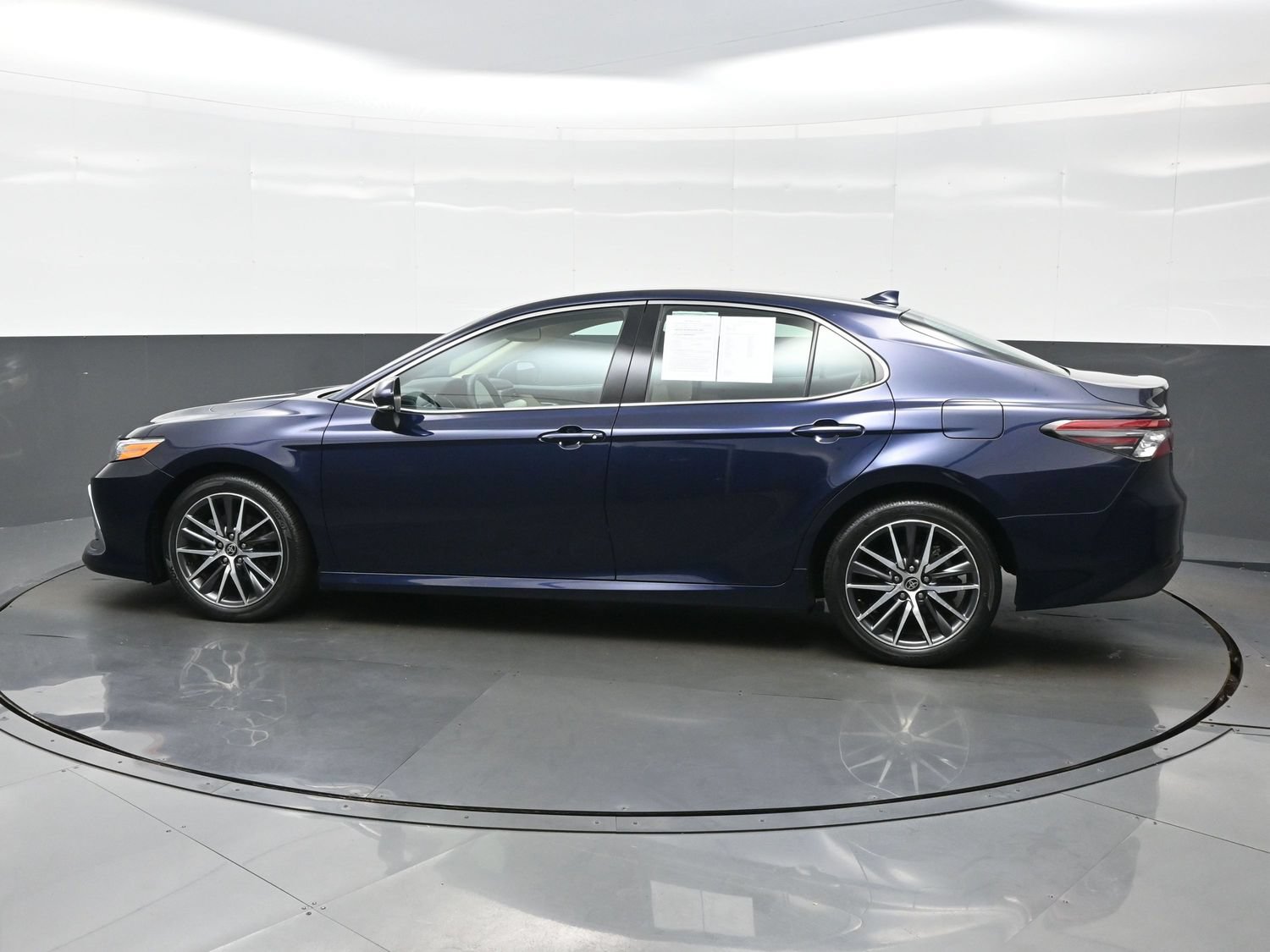 Used 2021 Toyota Camry XLE AWD/4WD image 3