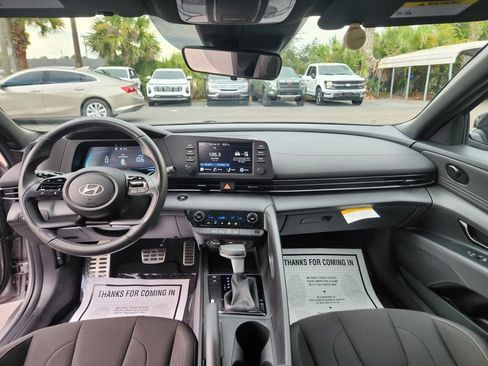 Used 2025 Hyundai Elantra Sport FWD image 11