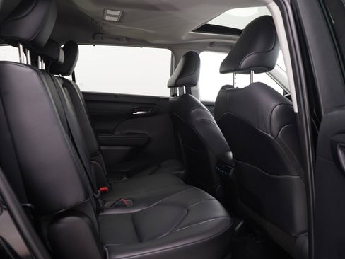 Used 2020 Toyota Highlander XLE AWD/4WD image 14