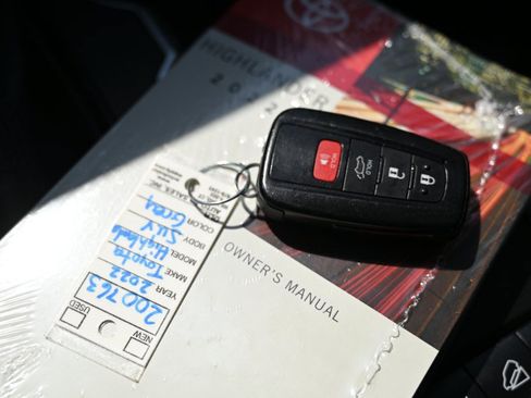 Used 2022 Toyota Highlander XLE AWD/4WD image 29