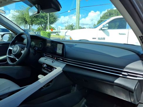 Certified 2024 Hyundai Elantra Limited image 18
