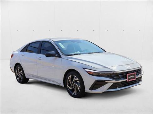 New 2025 Hyundai Elantra SEL image 3