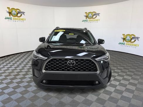 Used 2025 Toyota Corolla Cross XLE FWD image 3