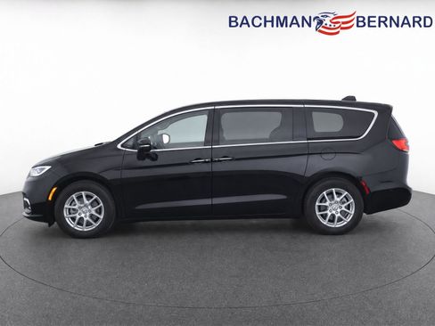 Used 2023 Chrysler Pacifica Touring-L FWD image 4