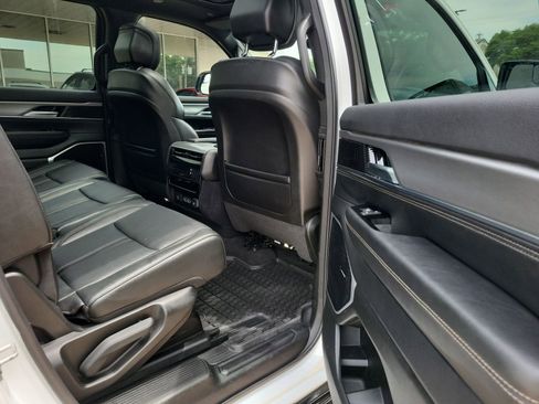 Used 2023 Jeep Wagoneer Series II RWD image 28