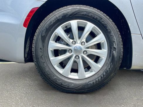 Used 2018 Chrysler Pacifica Touring-L Plus FWD image 32