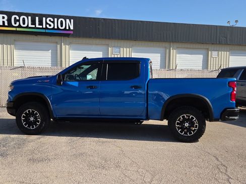 Used 2023 Chevrolet Silverado 1500 ZR2 w/ Technology Package AWD/4WD image 2